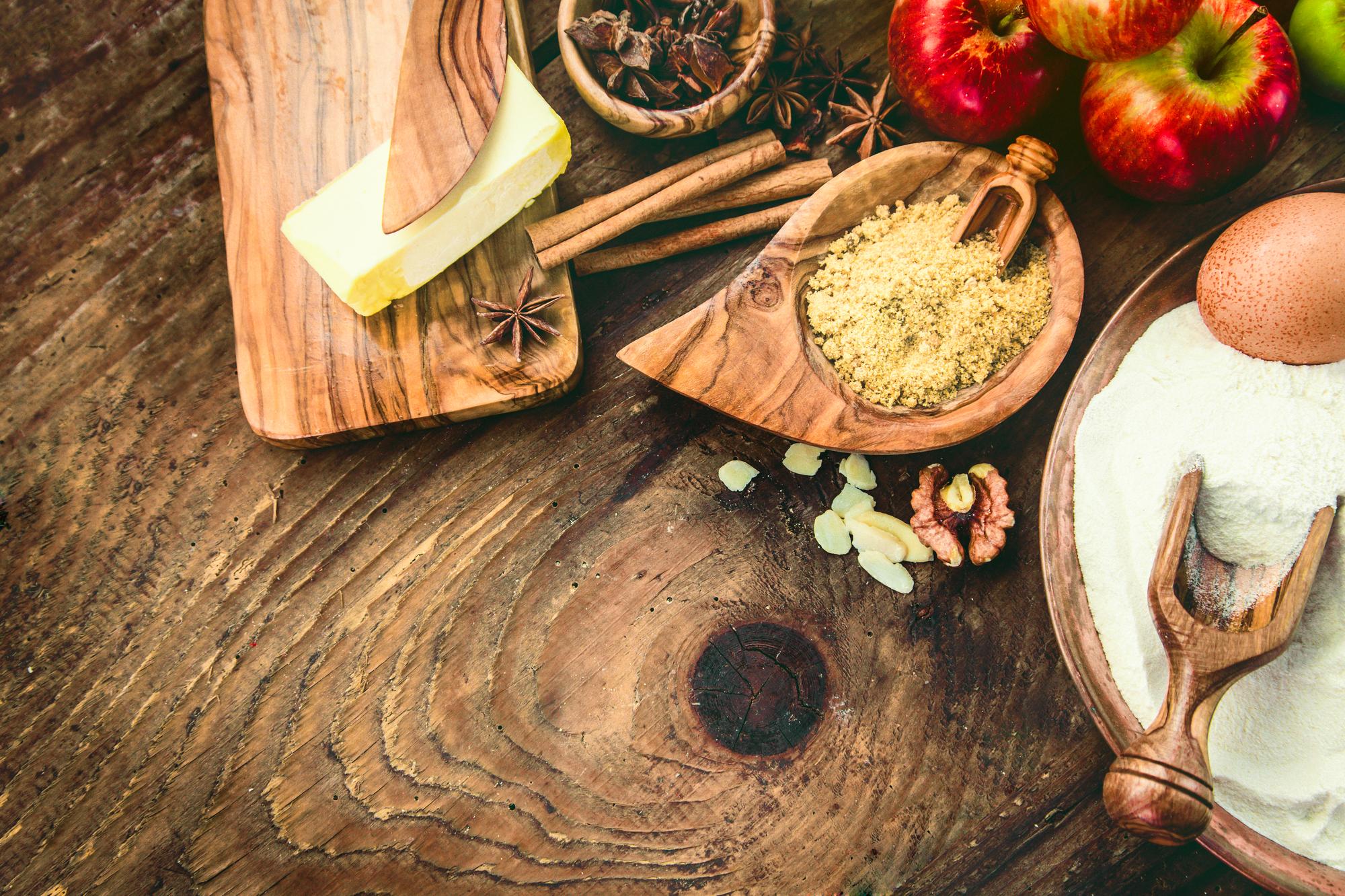 Studio kulinarne — blaty, naczynia, naturalne składniki